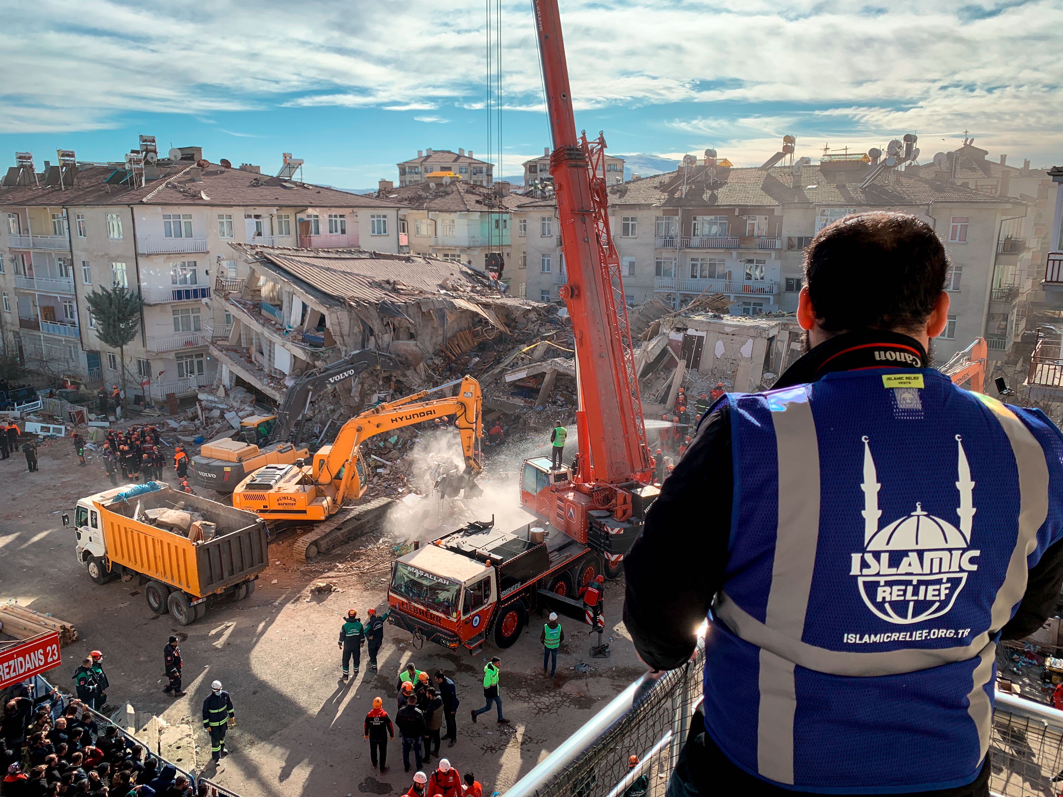 Islamic Relief contributes to rescue efforts following earthquake in Turkey  Islamic Relief 